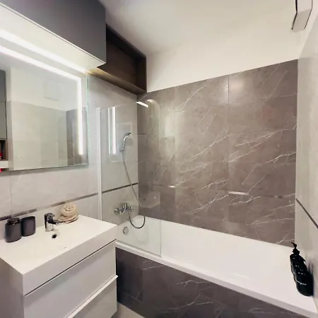 Karzo Lu 209 Free Garage Apartment *